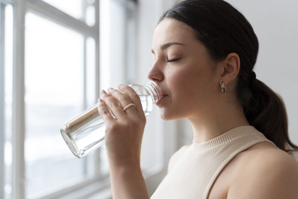 La importancia de tomar agua cuando se consumen recetas saludables y económicas para bajar de peso