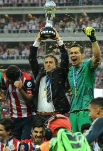 Matías Almeyda alzando la copa del Clausura 2017 con las Chivas del Guadalajara, celebrando el regreso del orgullo mexicano al fútbol nacional.