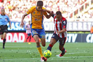 Carlos “Aris” Hernández disputa el balón con Sosa durante un partido de las Chivas del Guadalajara en el Clausura 2017, mostrando la intensidad y entrega del Rebaño Sagrado.
